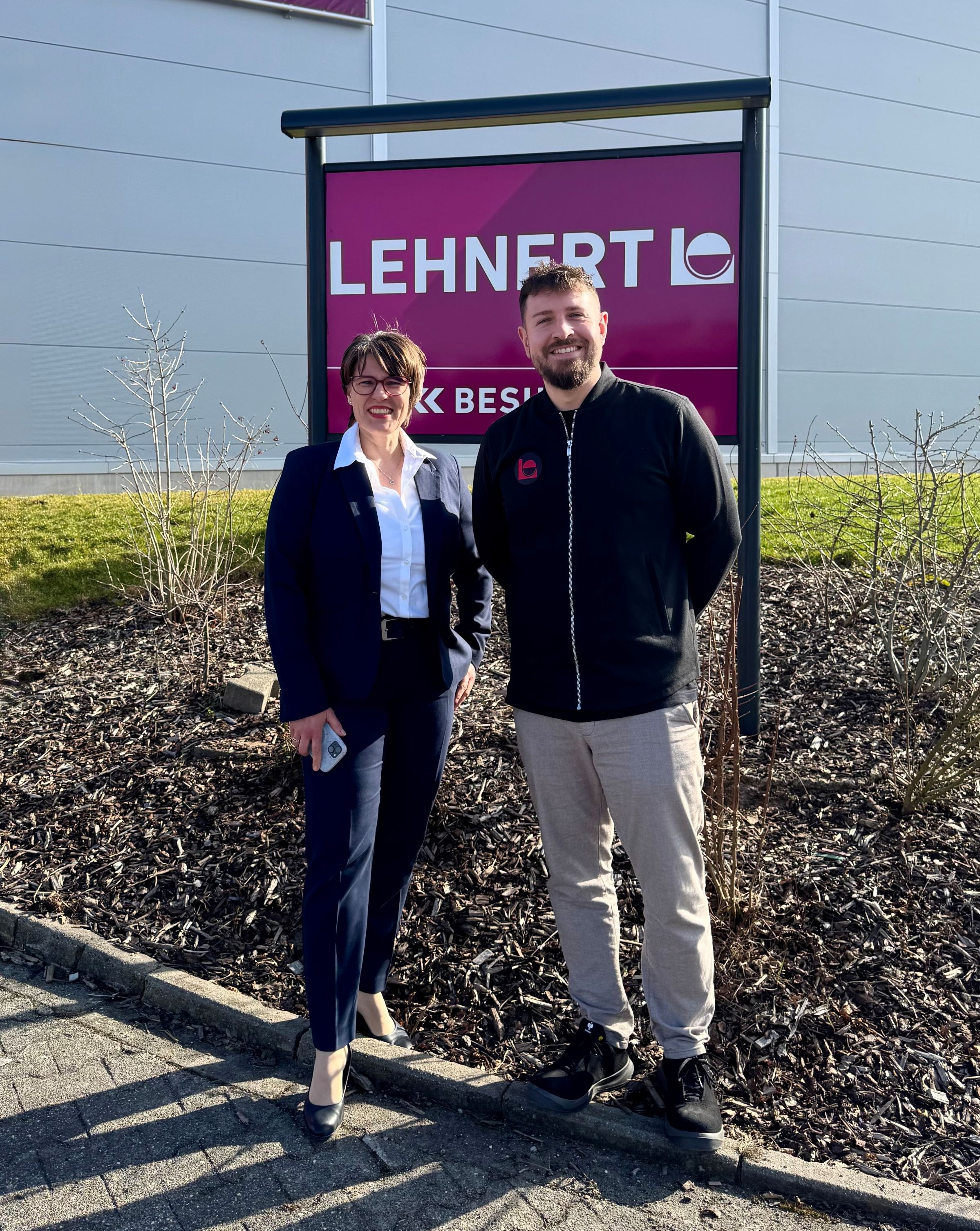 Sandra Kugler von Viprotron und Robert Köppen, Geschäftsführer der Lehnert GmbH, vor dem Firmensitz von Lehnert.